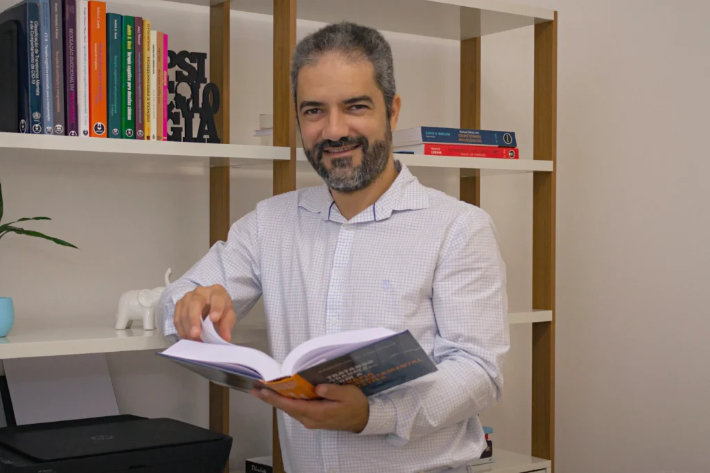 Marcelino Marques, psicólogo, em seu consultório
